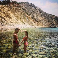 Tamara Gorro y Ezequiel Garay haciendo un corazón con sus brazos en Ibiza
