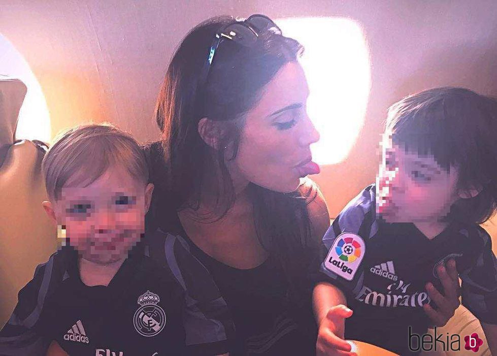 Pilar Rubio con sus hijos Sergio y Marco en el avión camino a la final de la Champions 2017