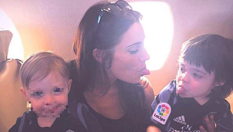 Pilar Rubio con sus hijos Sergio y Marco en el avión camino a la final de la Champions 2017