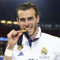 Gareth Bale mordiendo la medalla de ganador de la Champions 2017
