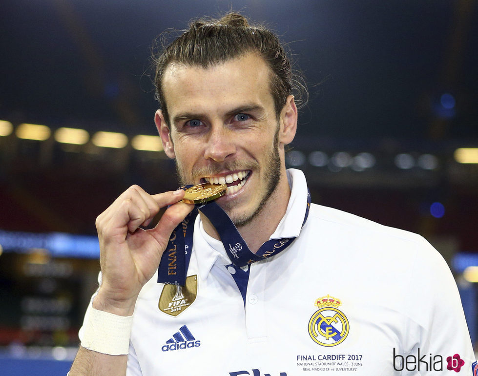 Gareth Bale mordiendo la medalla de ganador de la Champions 2017