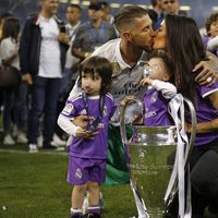 Sergio Ramos besando a Pilar Rubio mientras posa con sus hijos tras ganar la Champions 2017