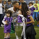 Sergio Ramos besando a Pilar Rubio mientras posa con sus hijos tras ganar la Champions 2017