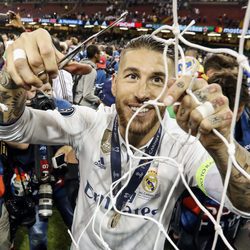 Sergio Ramos cortando la red de la portería tras ganar la Champions 2017