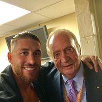 Sergio Ramos haciéndose un selfie con el Rey Juan Carlos tras ganar la Champions 2017