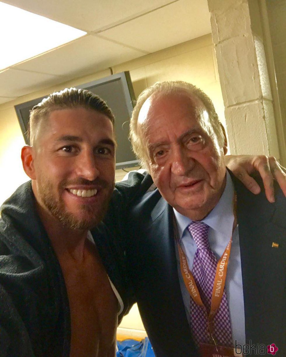 Sergio Ramos haciéndose un selfie con el Rey Juan Carlos tras ganar la Champions 2017