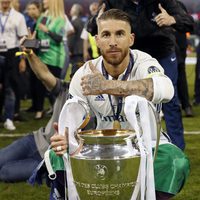 Sergio Ramos posando con la copa tras ganar la Champions 2017