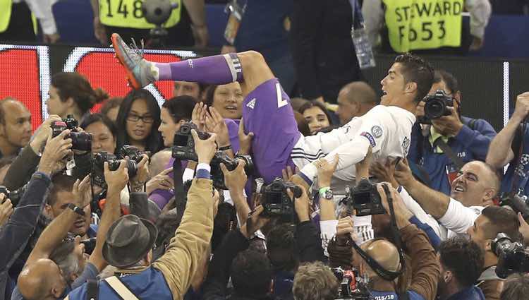 Cristiano Ronaldo manteado por sus compañeros del Real Madrid tras ganar la Champions 2017