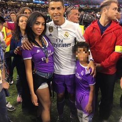 Cristiano Ronaldo celebrando la Champions 2017 con su hijo y Georgina Rodríguez