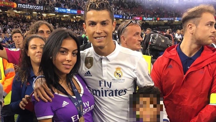 Cristiano Ronaldo celebrando la Champions 2017 con su hijo y Georgina Rodríguez