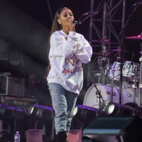 Ariana Grande se emociona en el concierto One Love Manchester