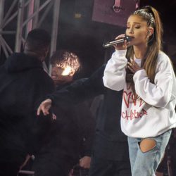 La cantante Ariana Grande durante el concierto One Love Manchester