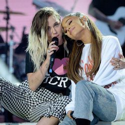 Ariana Grande y Miley Cyrus cantan en el concierto One Love Manchester