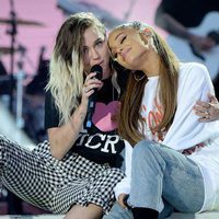 Ariana Grande y Miley Cyrus cantan en el concierto One Love Manchester
