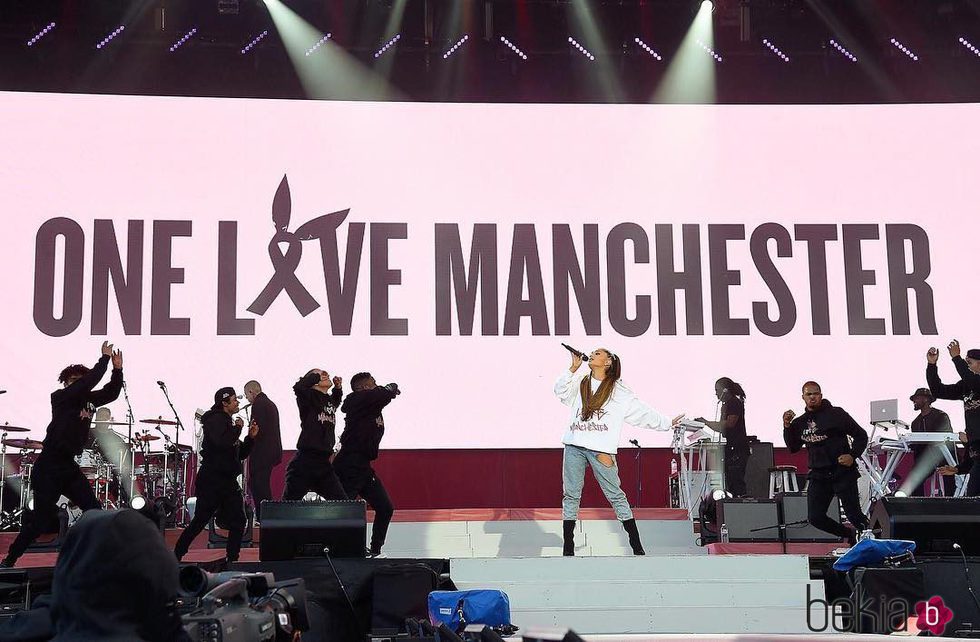 Ariana Grande durante el concierto de One Love Manchester