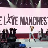 Ariana Grande durante el concierto de One Love Manchester