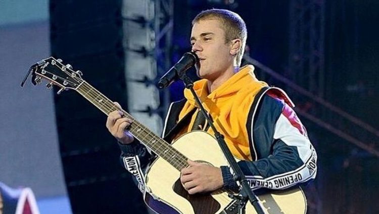 El cantante Justin Bieber se emociona en el concierto One Love Manchester