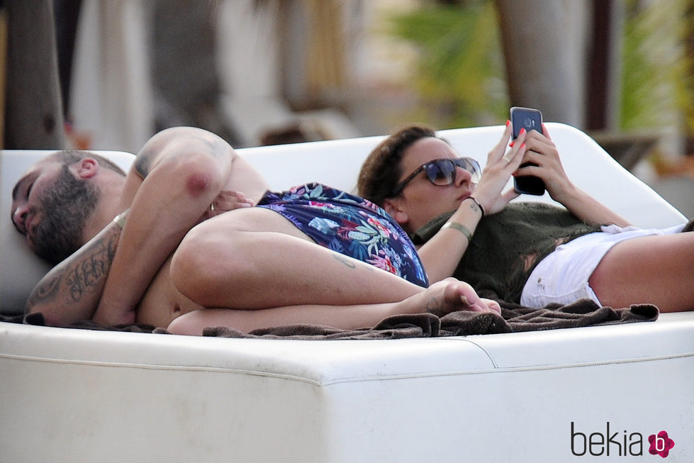 Kiko Rivera se echa una siesta mientras Irene Rosales mira su móvil en Punta Cana