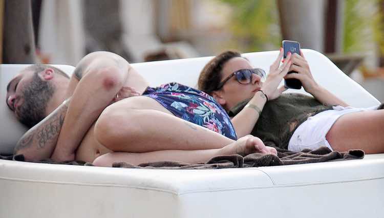 Kiko Rivera se echa una siesta mientras Irene Rosales mira su móvil en Punta Cana