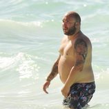 Kiko Rivera luciendo torso en las playas de Punta Cana