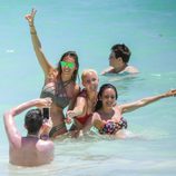 Irene Rosales con unas amigas en la playa de Punta Cana