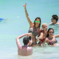 Irene Rosales con unas amigas en la playa de Punta Cana