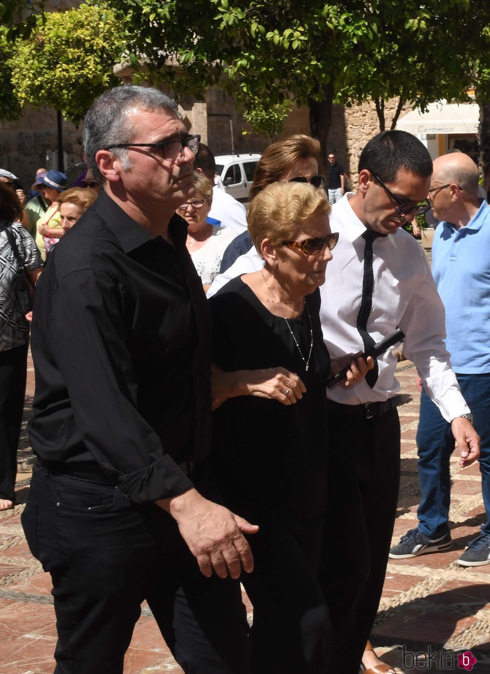 María González, madre de David Delfín, en el funeral del diseñador en Marbella
