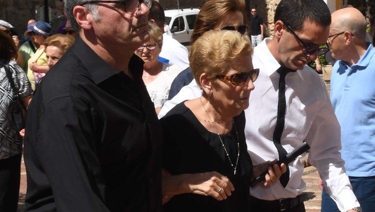 María González, madre de David Delfín, en el funeral del diseñador en Marbella