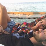 Rosanna Zanetti mirando fijamente a David Bisbal durante un paseo en catamarán