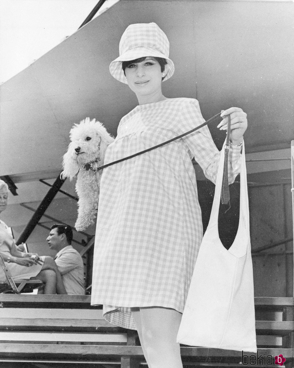 Barbra Streisand con su perro en 1966