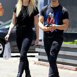 Joe Jonas y Sophie Tuner paseando por las calles de Los Ángeles