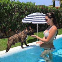 Malena Costa presumiendo de segundo embarazo en la piscina en Mallorca