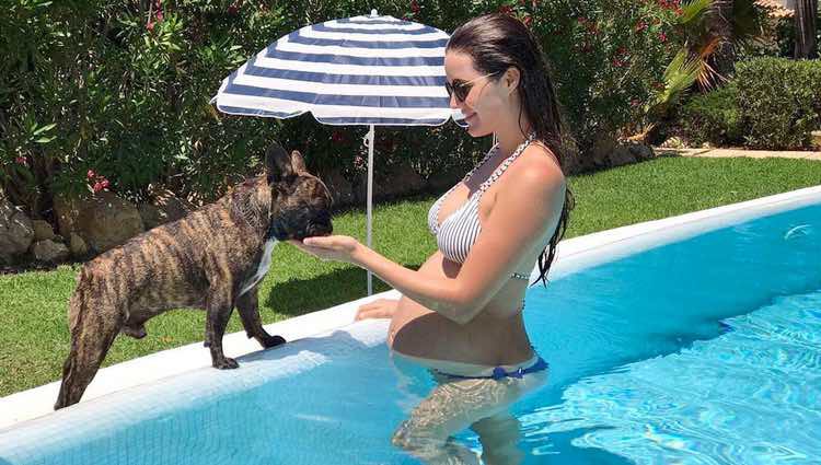 Malena Costa presumiendo de segundo embarazo en la piscina en Mallorca