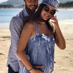 Malena Costa luciendo su segundo embarazo junto a Mario Suárez en Mallorca