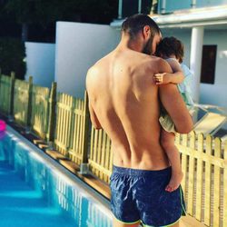 Mario Suárez con su hija Matilda junto a la piscina durante sus vacaciones en Mallorca