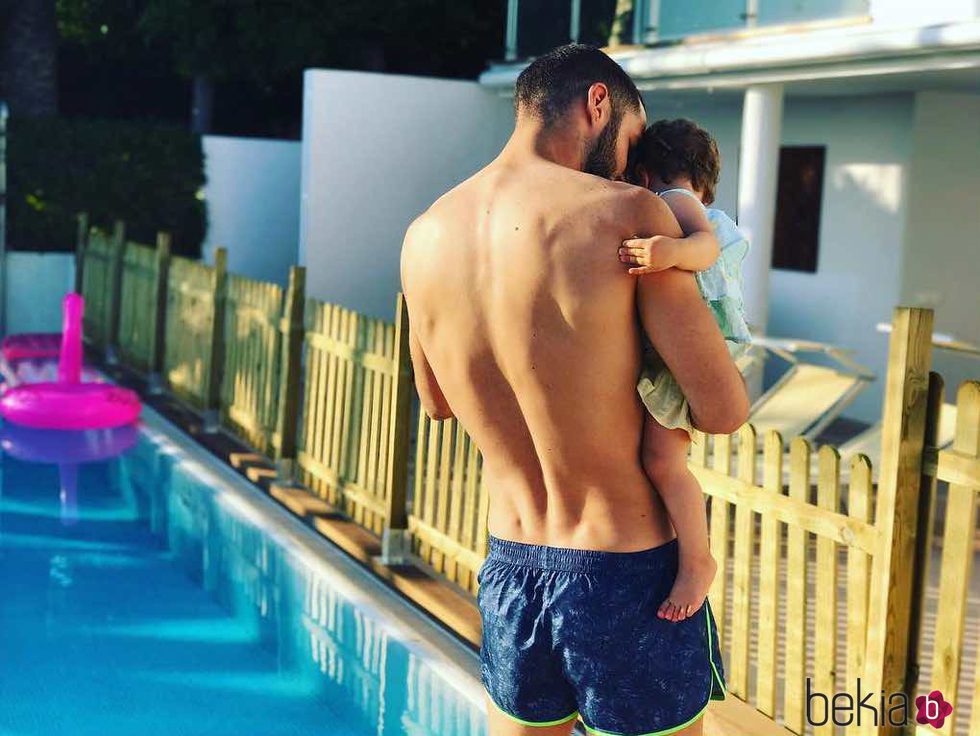 Mario Suárez con su hija Matilda junto a la piscina durante sus vacaciones en Mallorca