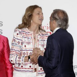 La Infanta Elena saluda muy emocionada a Paco Arango en los Premios de la Fundación Mapfre