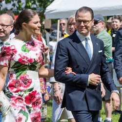 Victoria y Daniel de Suecia caminan agarrados en el Día Nacional de Suecia 2017