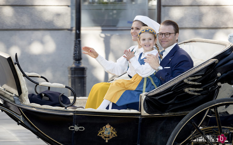 Victoria y Daniel de Suecia con la Princesa Estela en el Día Nacional de Suecia 2017