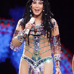 Cher cantando en su tour Dressed to Kill 2014