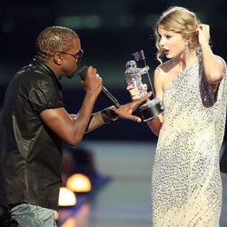 Kanye West interrumpiendo el discurso de Taylor Swift en los Premios MTV VMA 2009