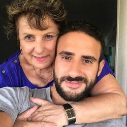 Eliad Cohen con su madre en Tel Aviv