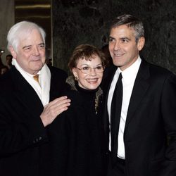 George Clooney y sus padres en un evento