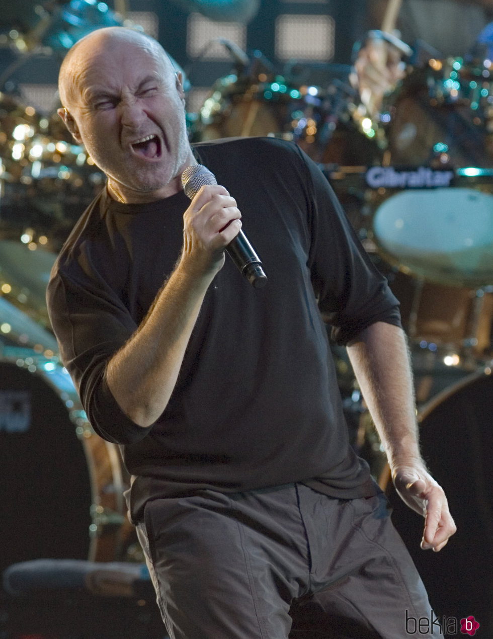 Phil Collins cantando en su gira del año 2007 en Canadá