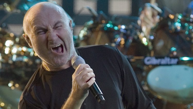 Phil Collins cantando en su gira del año 2007 en Canadá