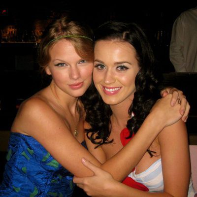 Taylor Swift abrazando a Katy Perry en 2009