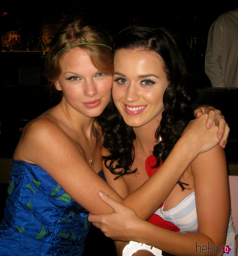 Taylor Swift abrazando a Katy Perry en 2009