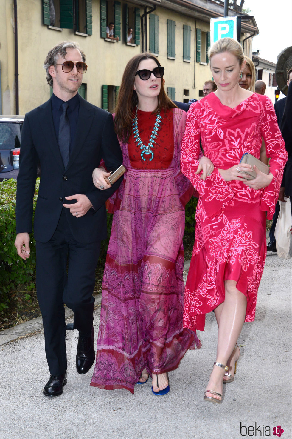 Anne Hathaway, Adam Shulman y Emily Blunt en la boda de Jessica Chastain
