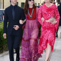 Anne Hathaway, Adam Shulman y Emily Blunt en la boda de Jessica Chastain
