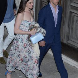 Anne Hathaway y Adam Shulman en la fiesta previa antes de la boda de Jessica Chastain